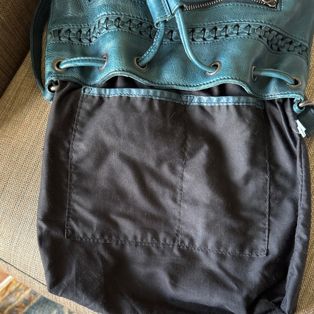 Elegant Teal Leather Crossbody Bag - Picture 5 of 7
